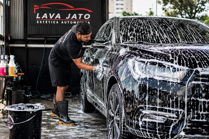 Carro recebendo lavagem com espuma em lava jato